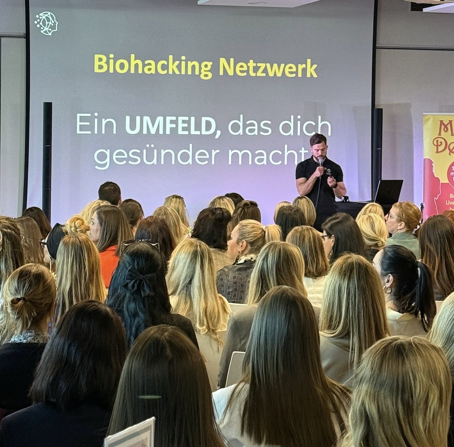 Archivfoto eines Biohacking Netzwerk Events in Graz mit Vortrag und Publikum